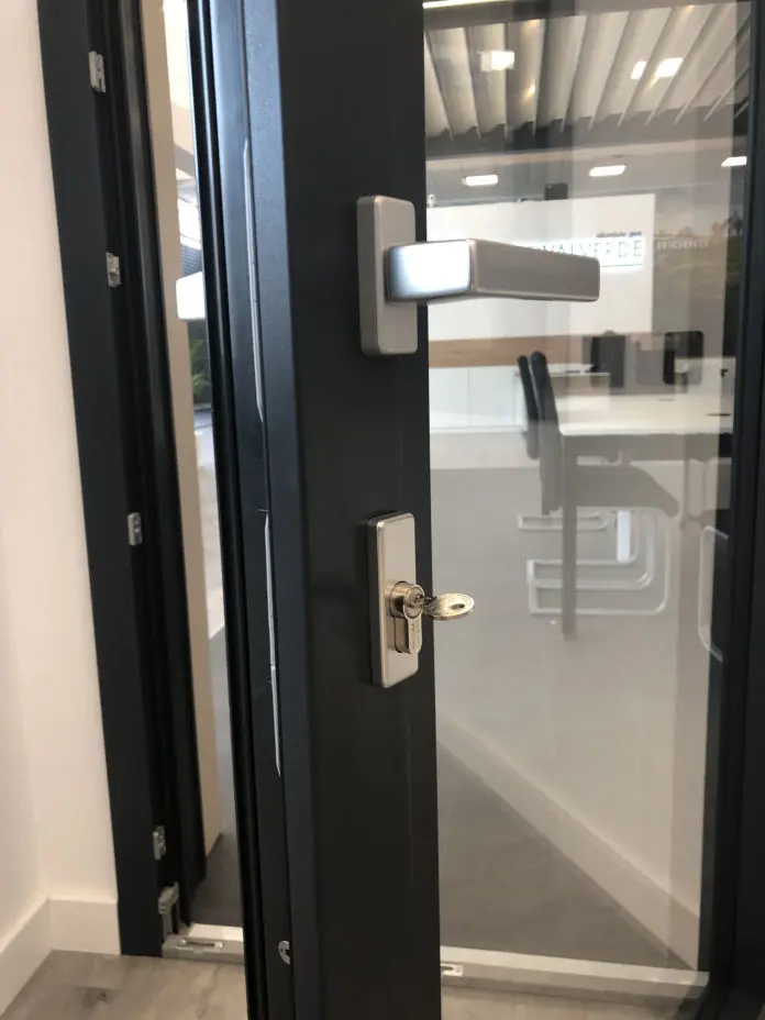 Finestra Elegant Infinity ThermoFibra amb clau