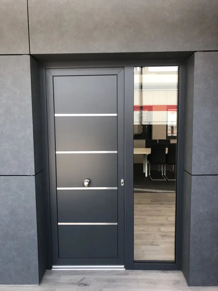 10 - Puerta de entrada PVC VISTA EXTERIOR CERRADA Panel colección clasica AVANT AVIA