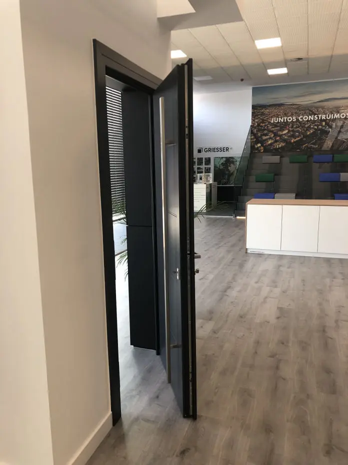 12 - Puerta de entrada PVC ABIERTA de una sola pieza