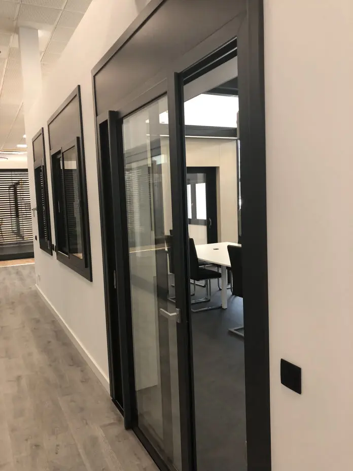 Corredera PVC iSlide en nuestro Showroom de 2 hojas abierta