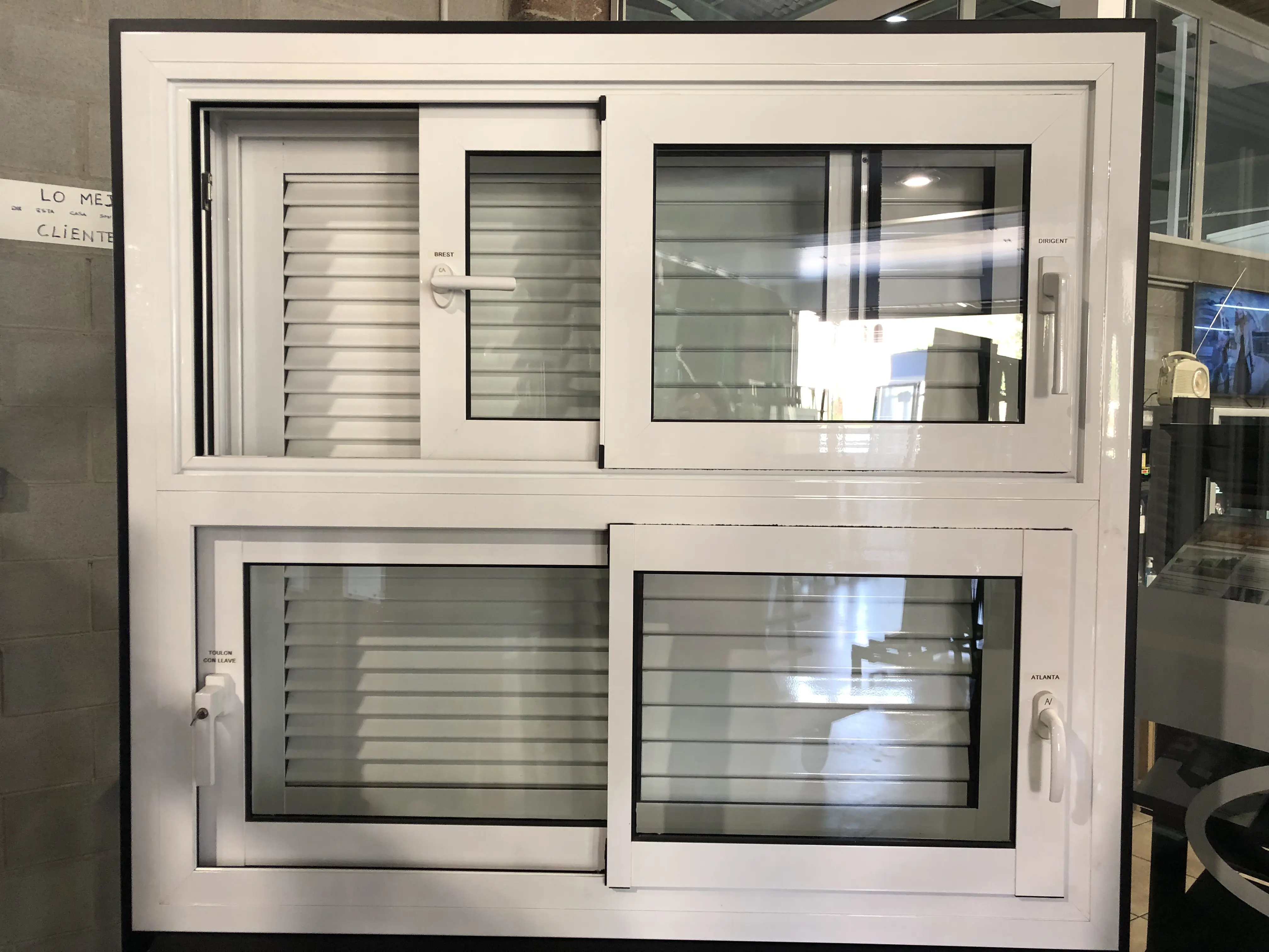 Showroom finestres girona tancament