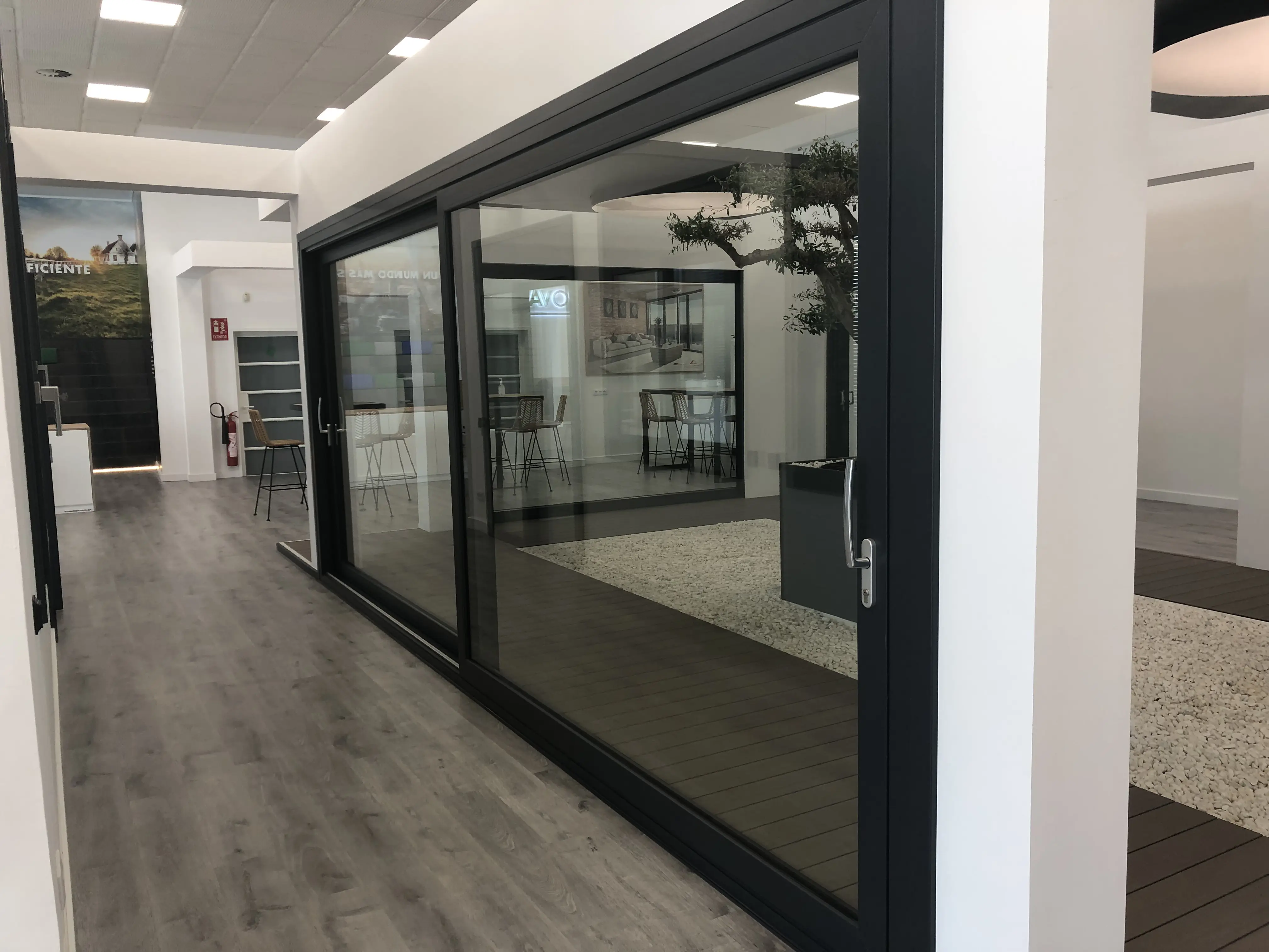 Showroom finestres girona tancament