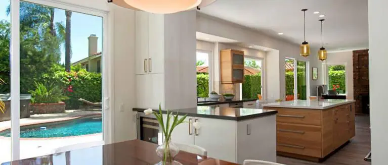 La reforma minimalista de la cuina utilitza finestres de vinil