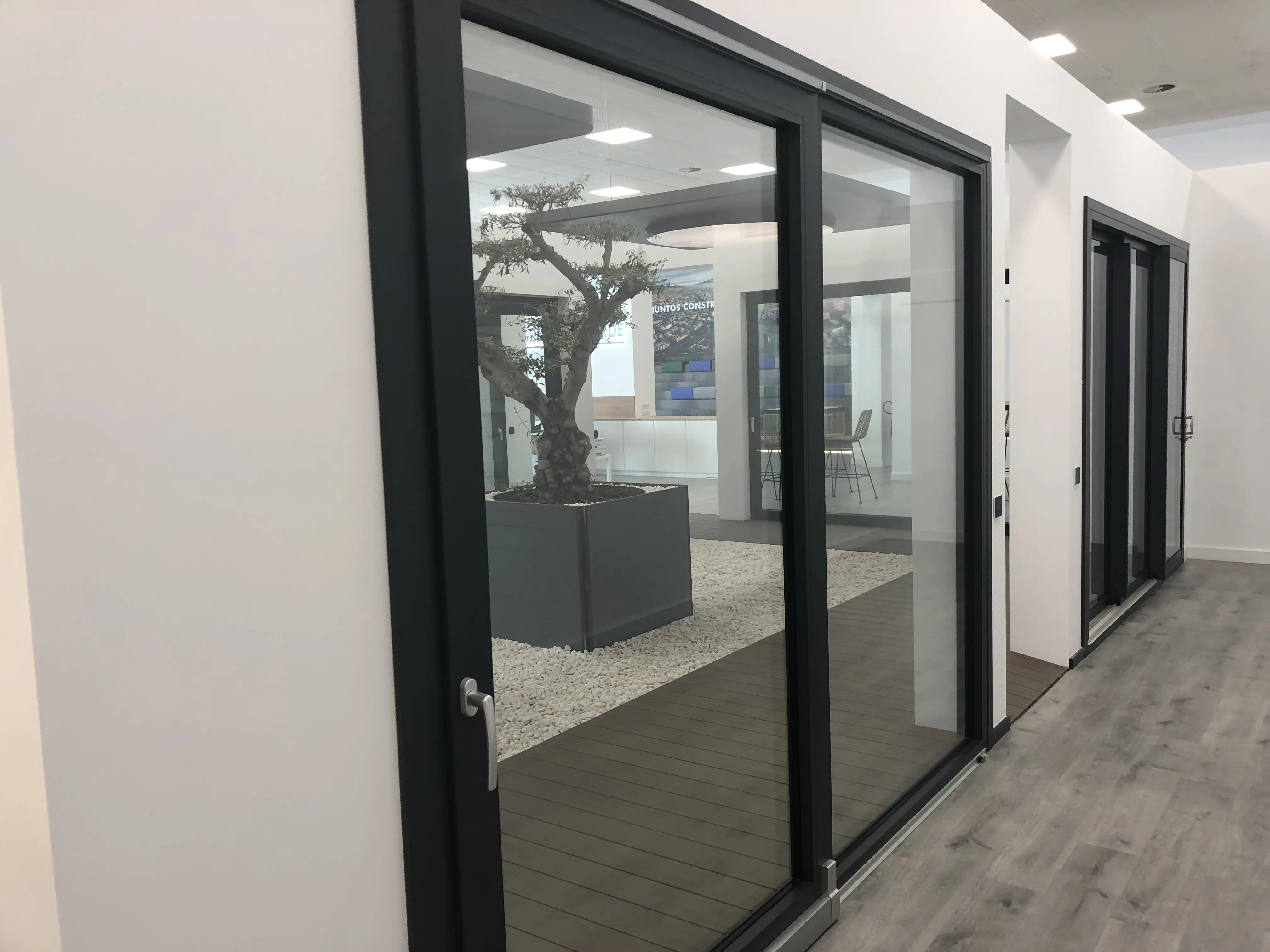 Showroom finestres girona tancament