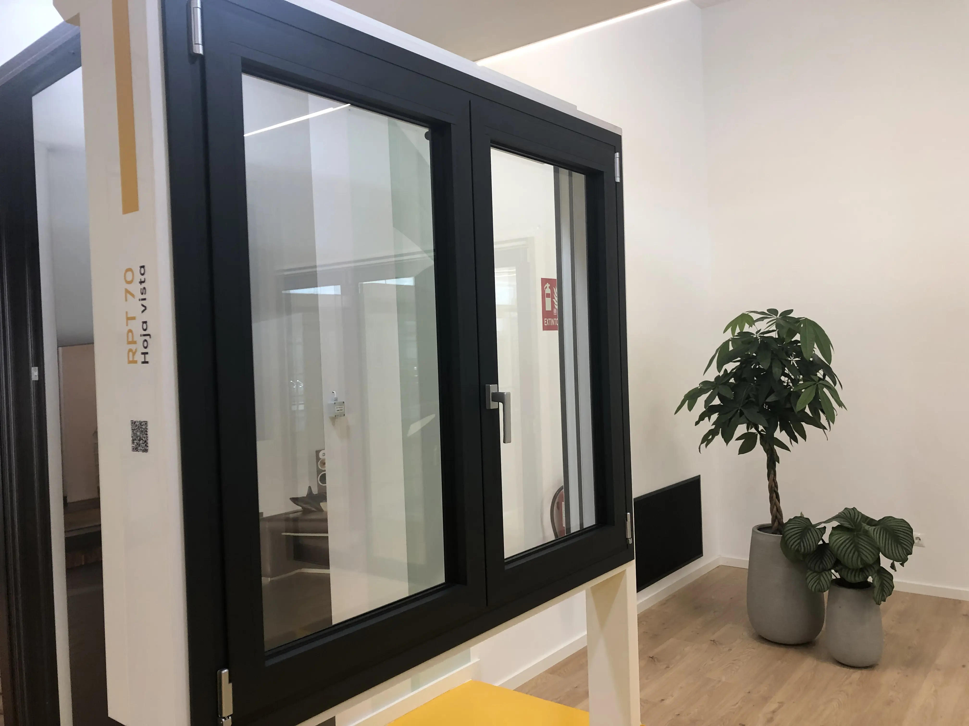 Showroom finestres girona portes