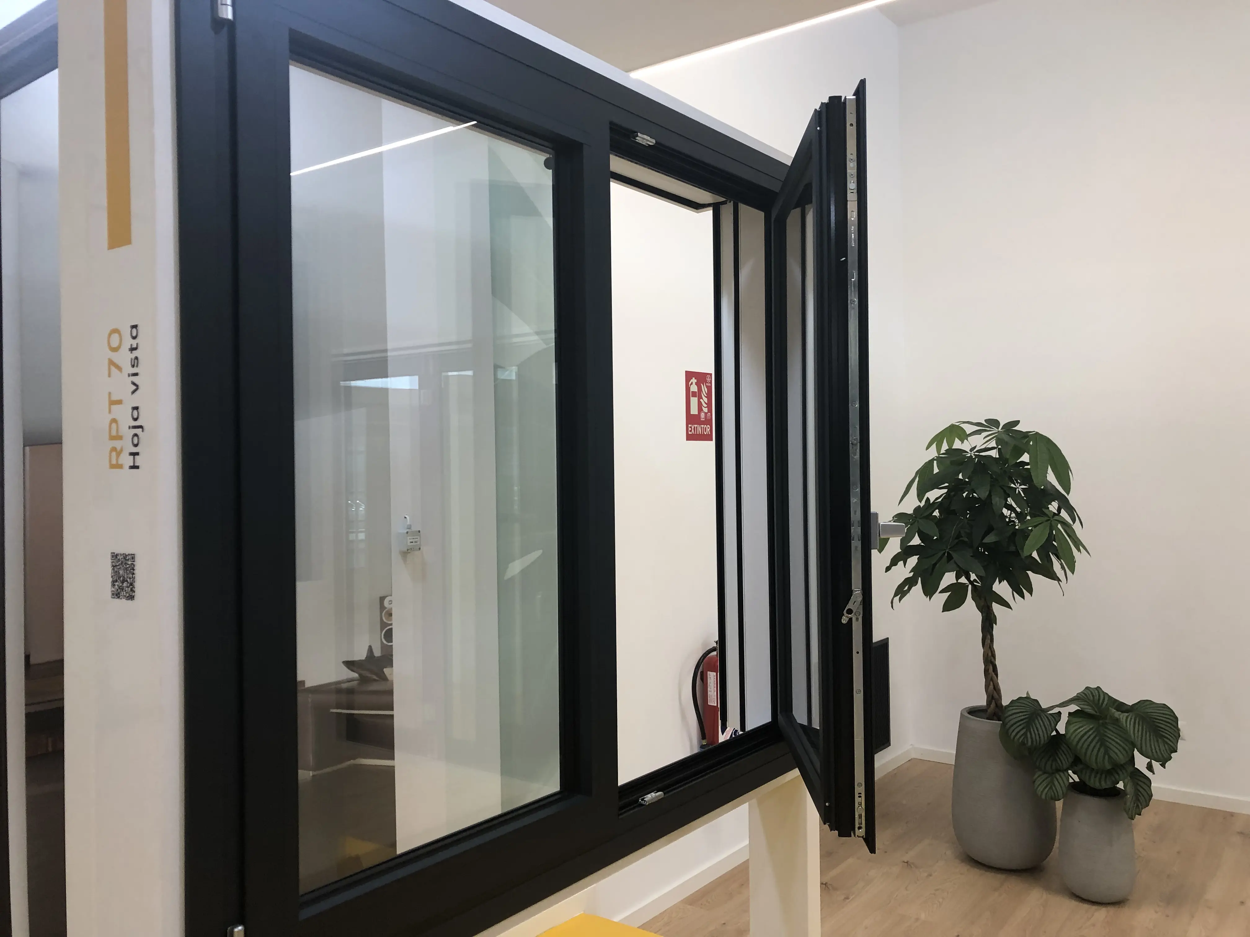 Showroom finestres girona finestra circular