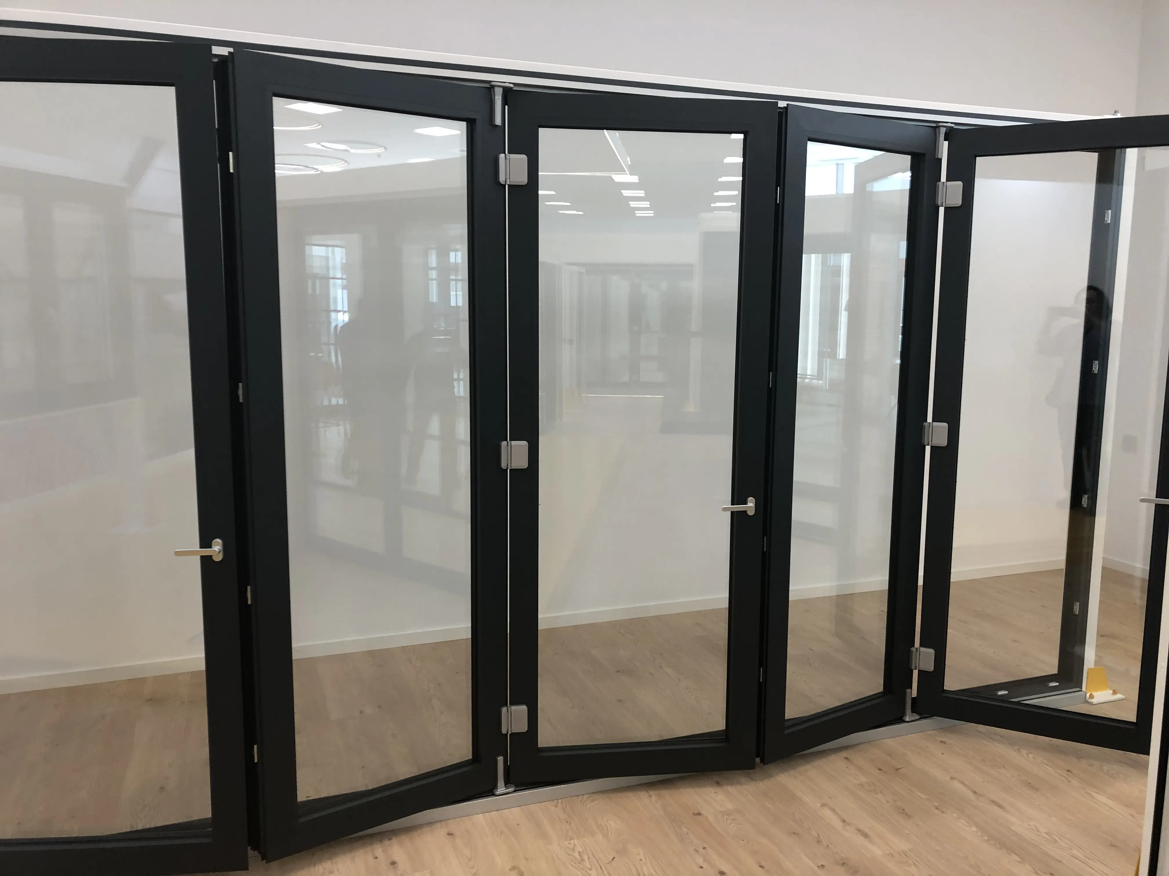 Showroom finestres girona tancament