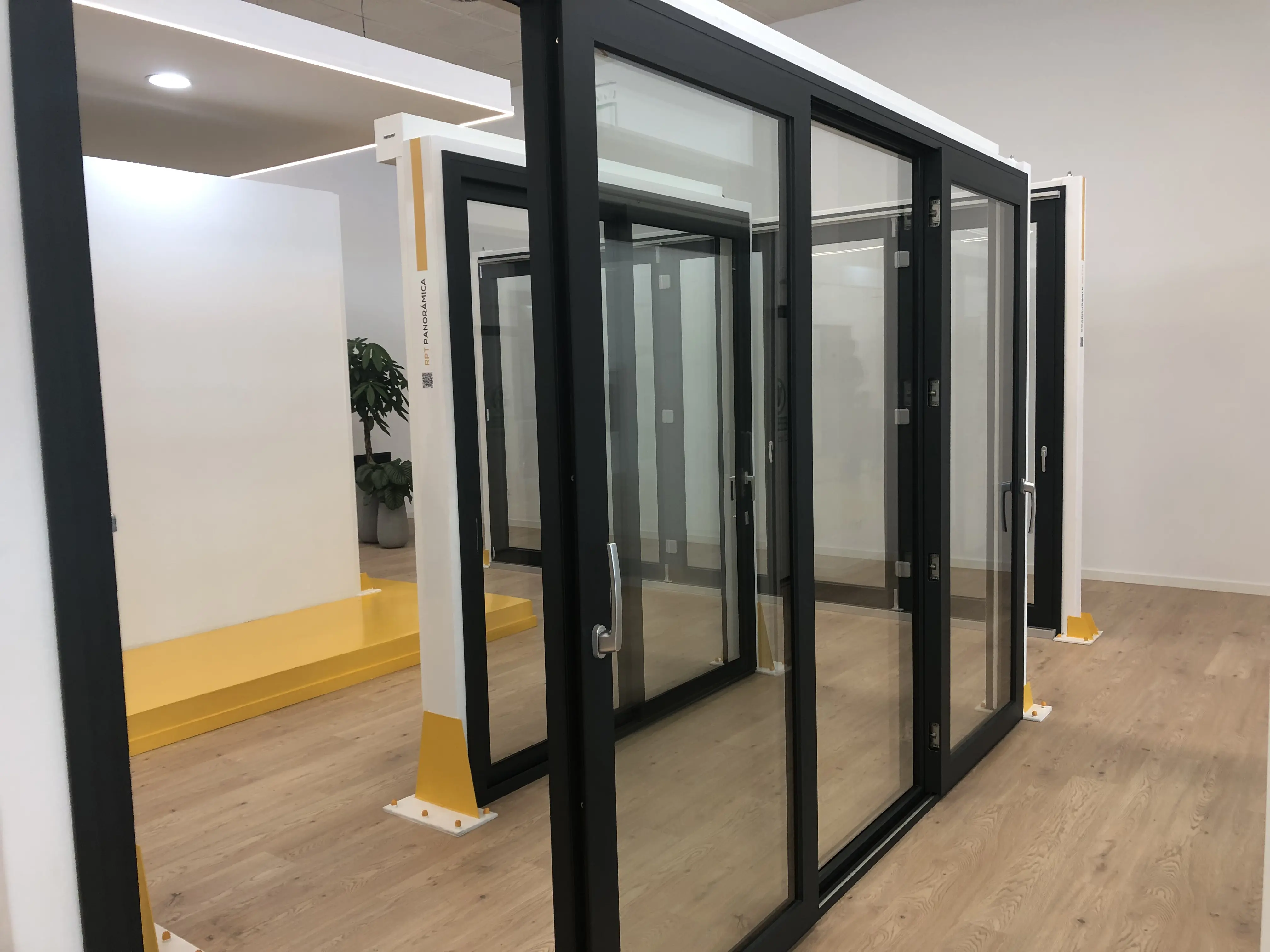 Showroom finestres girona portes