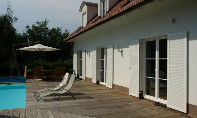 Mallorquinas Griesser de control solar exterior en una casa con terraza y piscina en Girona