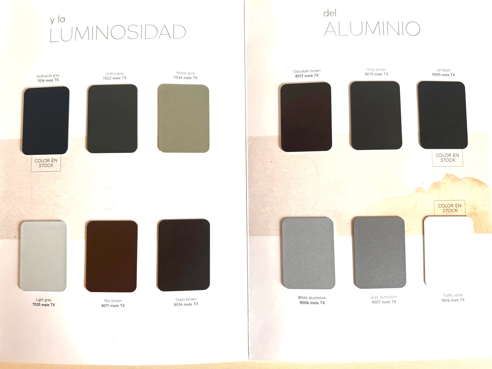 Carta de colores aluminio lacado - grises, marrones y negros con referencia RAL (Finestres Girona)