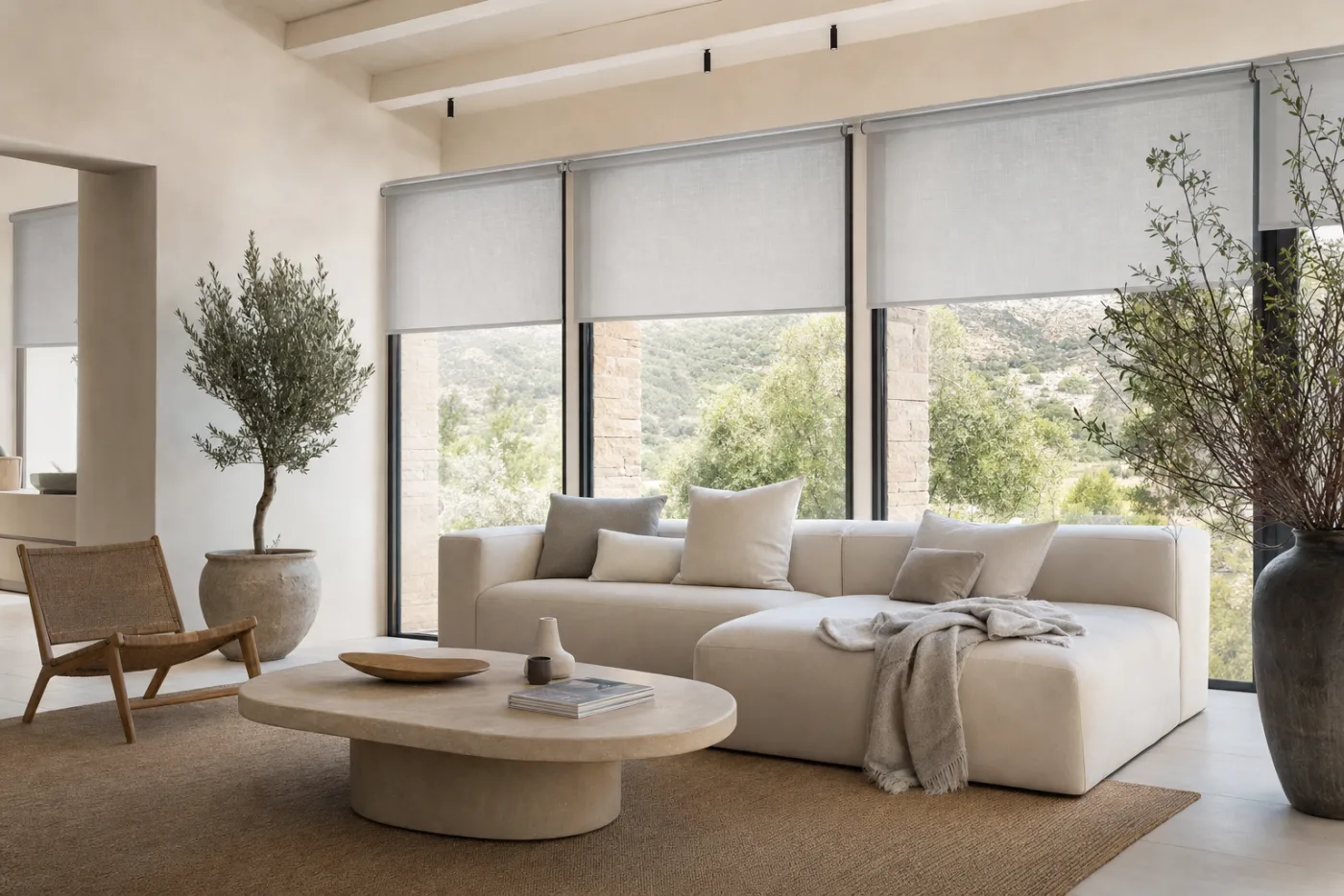 Estor interior tècnic que filtra la llum i regula la lluminositat de l'estança