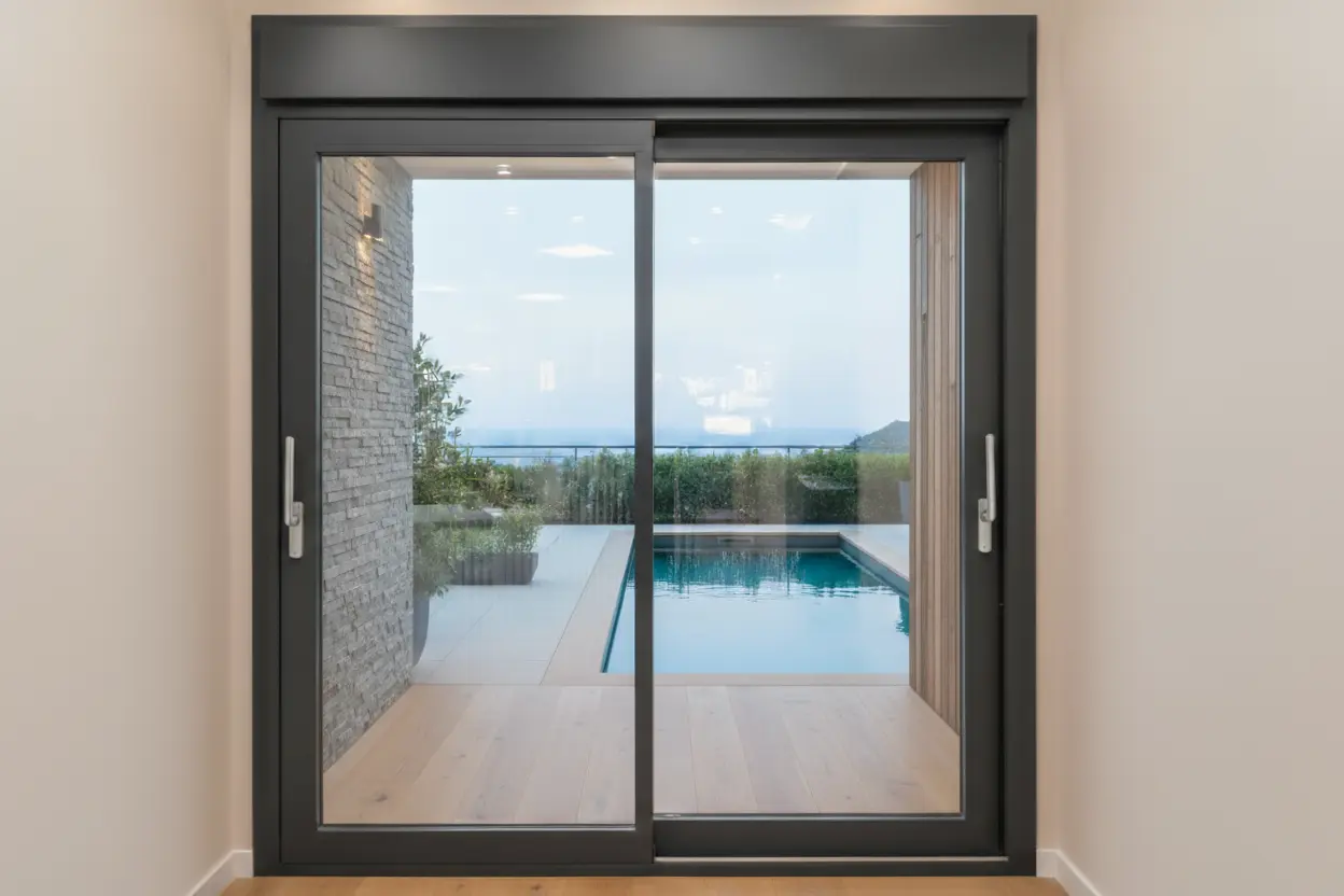 Ventana aluminio Advand CO RPT 130 instalada