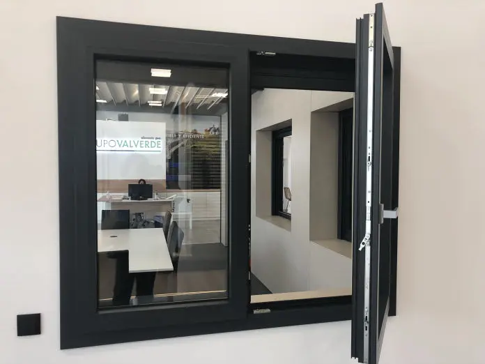 Ventana Elegant Infinity ThermoFibra hoja activa abierta - Sistema oscilobatent PVC Girona