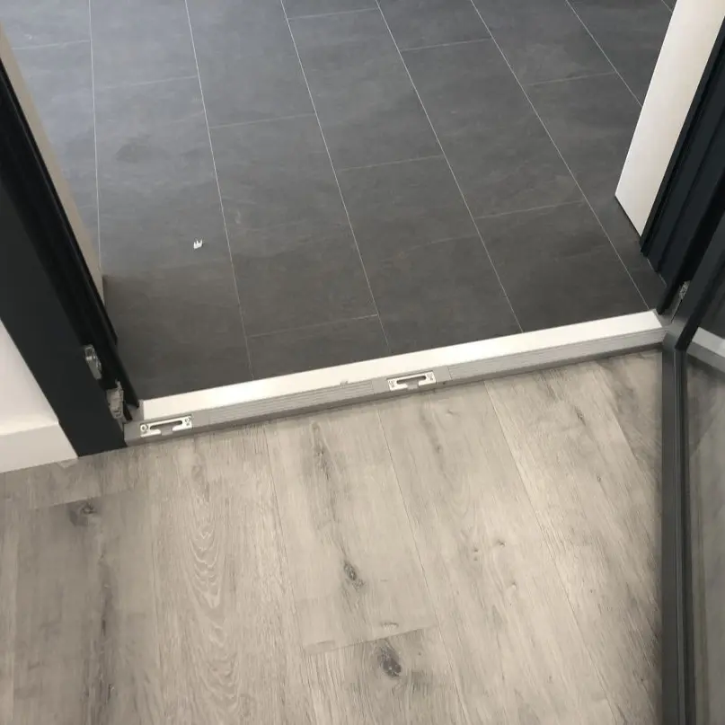 Solera Balconera Elegant Infinity ThermoFibra - Sistema de fixació al terra
