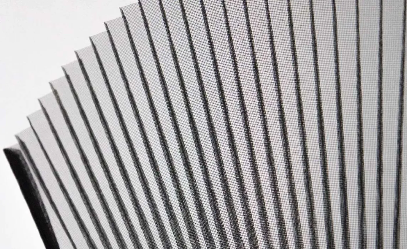 Detalle del tejido plegado en acordeón de una mosquitera plisada