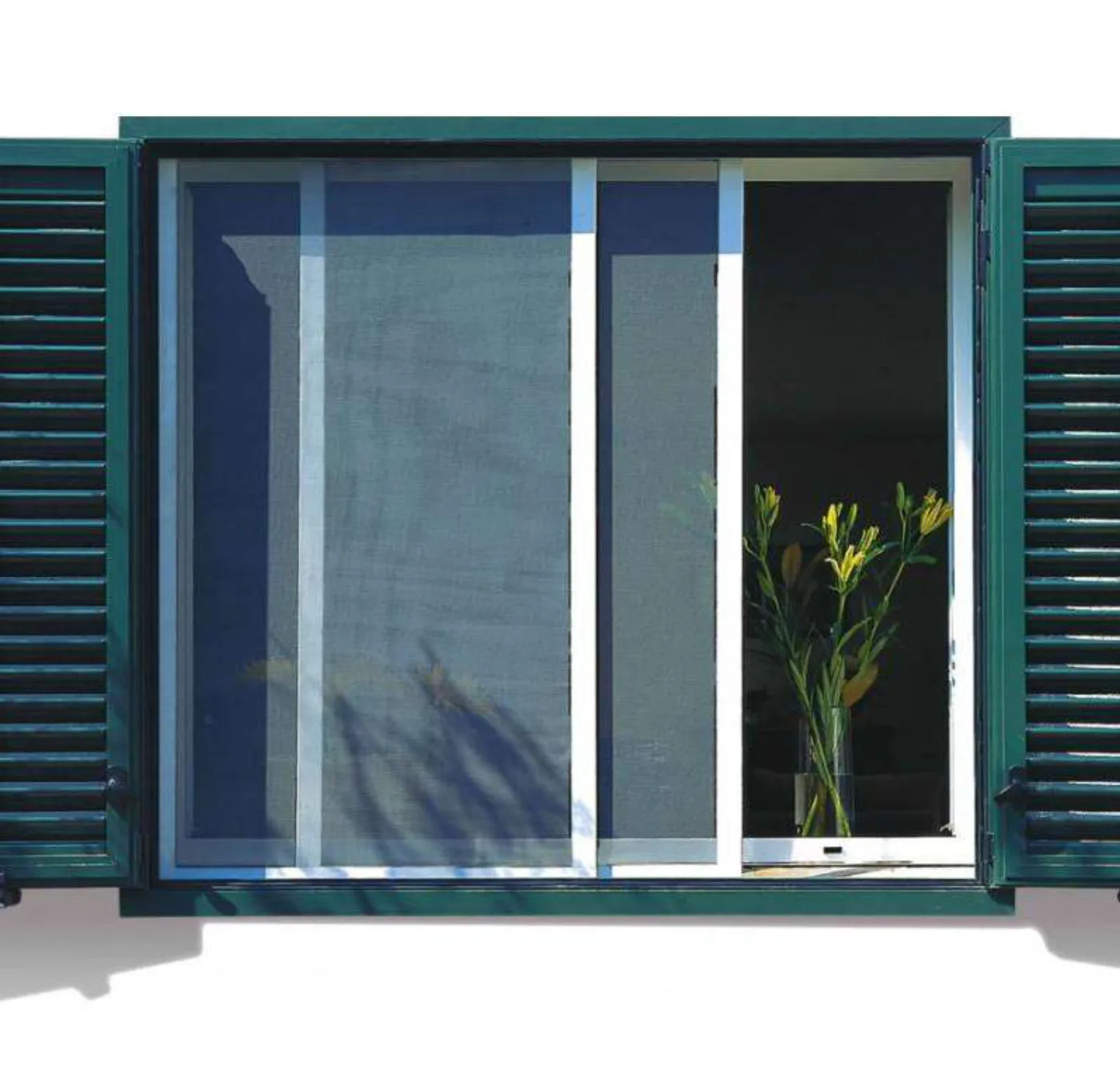 Ventana con contraventanas verdes y mosquitera corredera, con un jarrón de flores en el interior