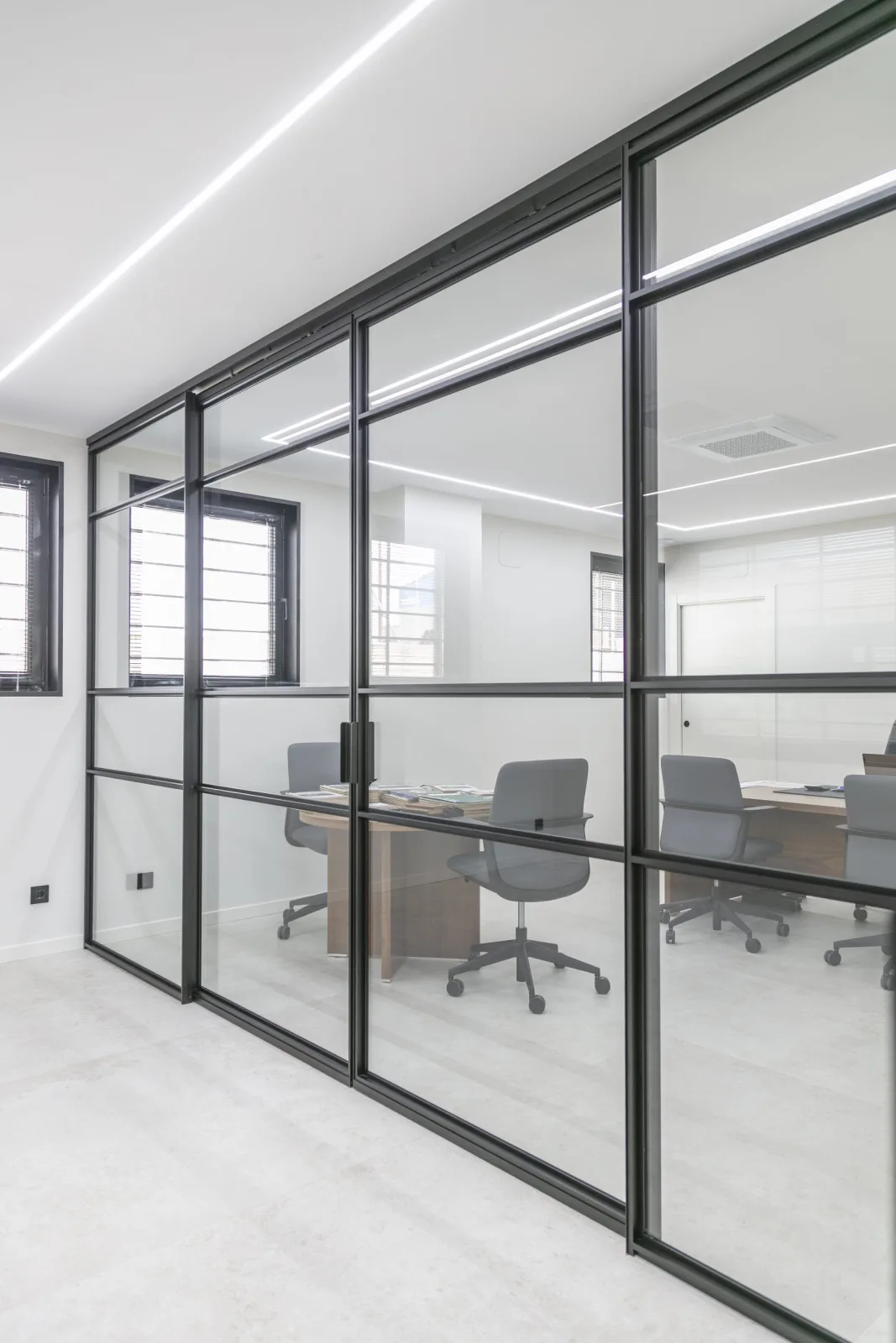 Despatx amb divisió de vidre estil industrial Crittall del sistema IDAdoor