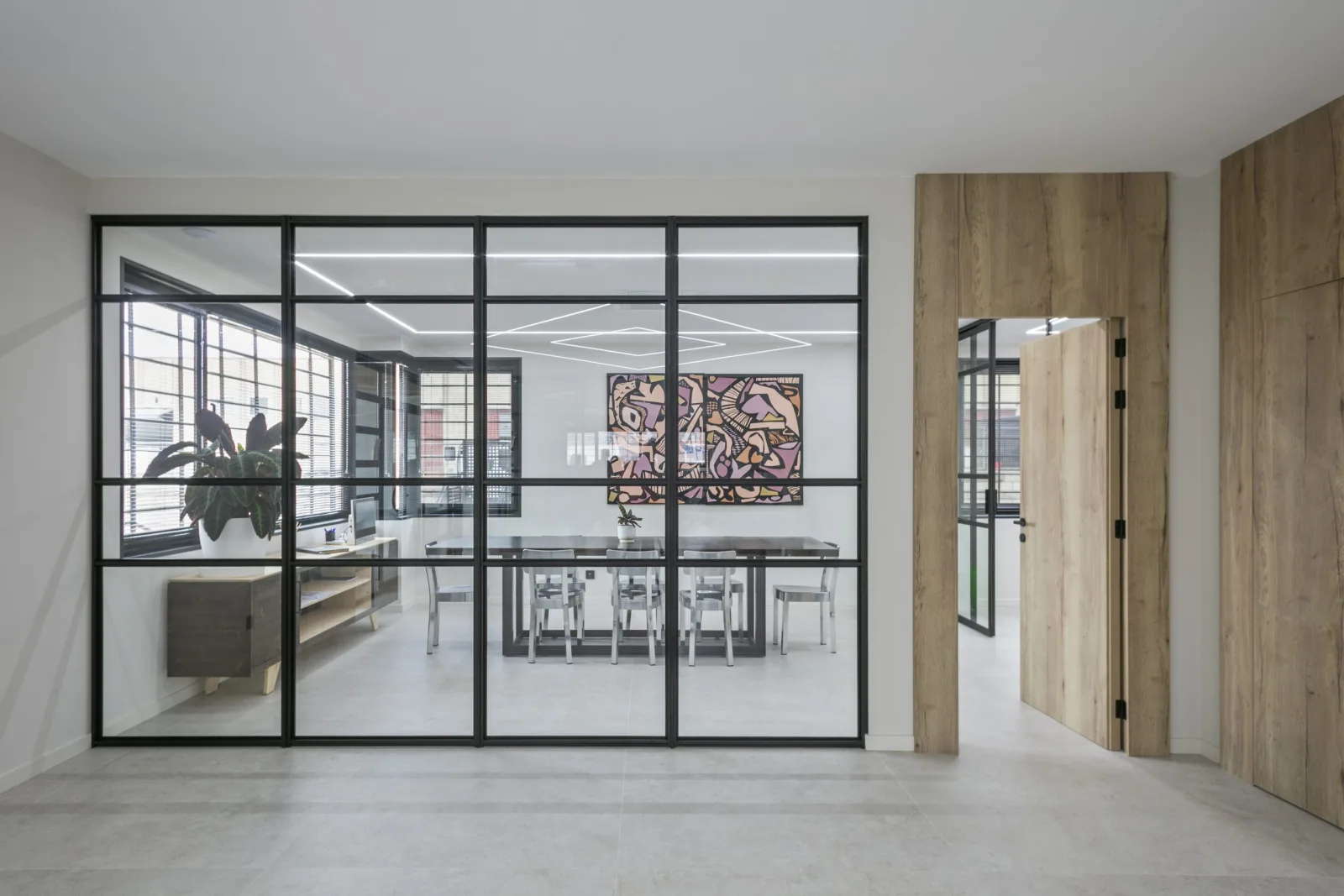 Sala de reunions tancada amb paret de vidre del sistema IDAdoor