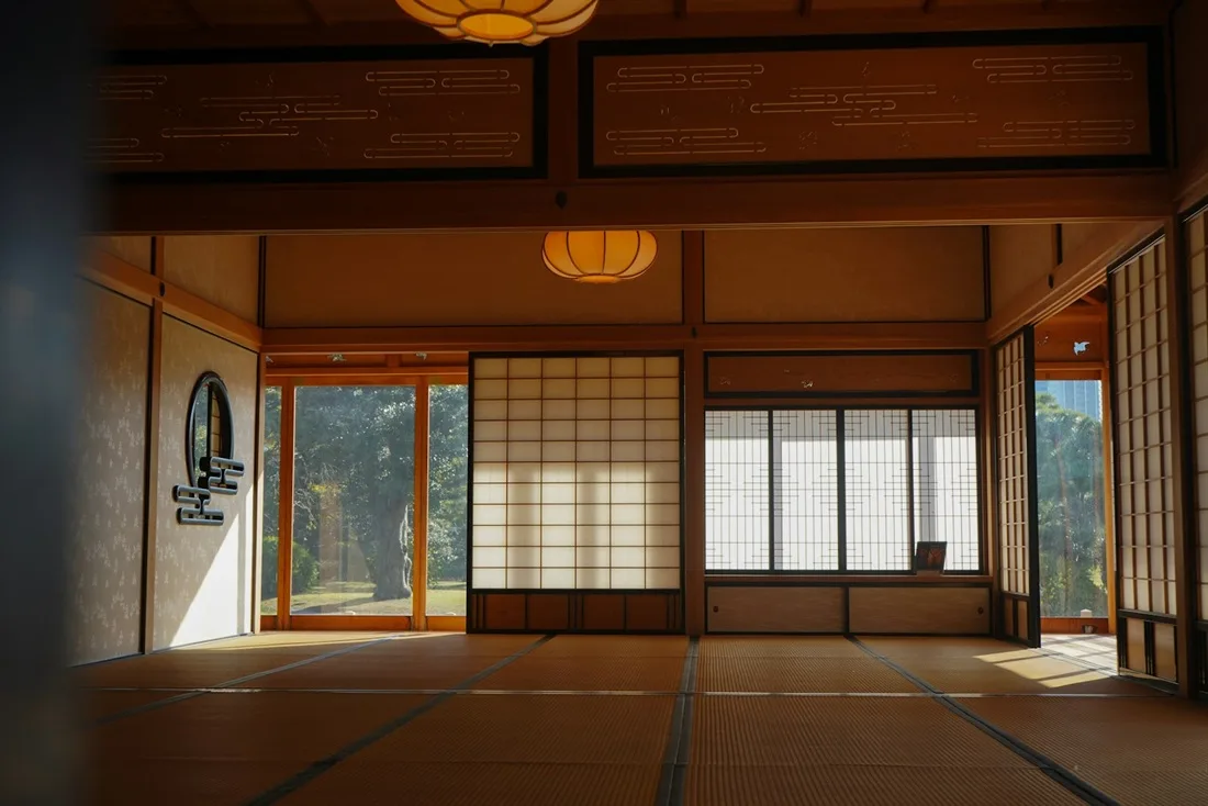 Panells corredissos japonesos translúcids en una estança amb tatami