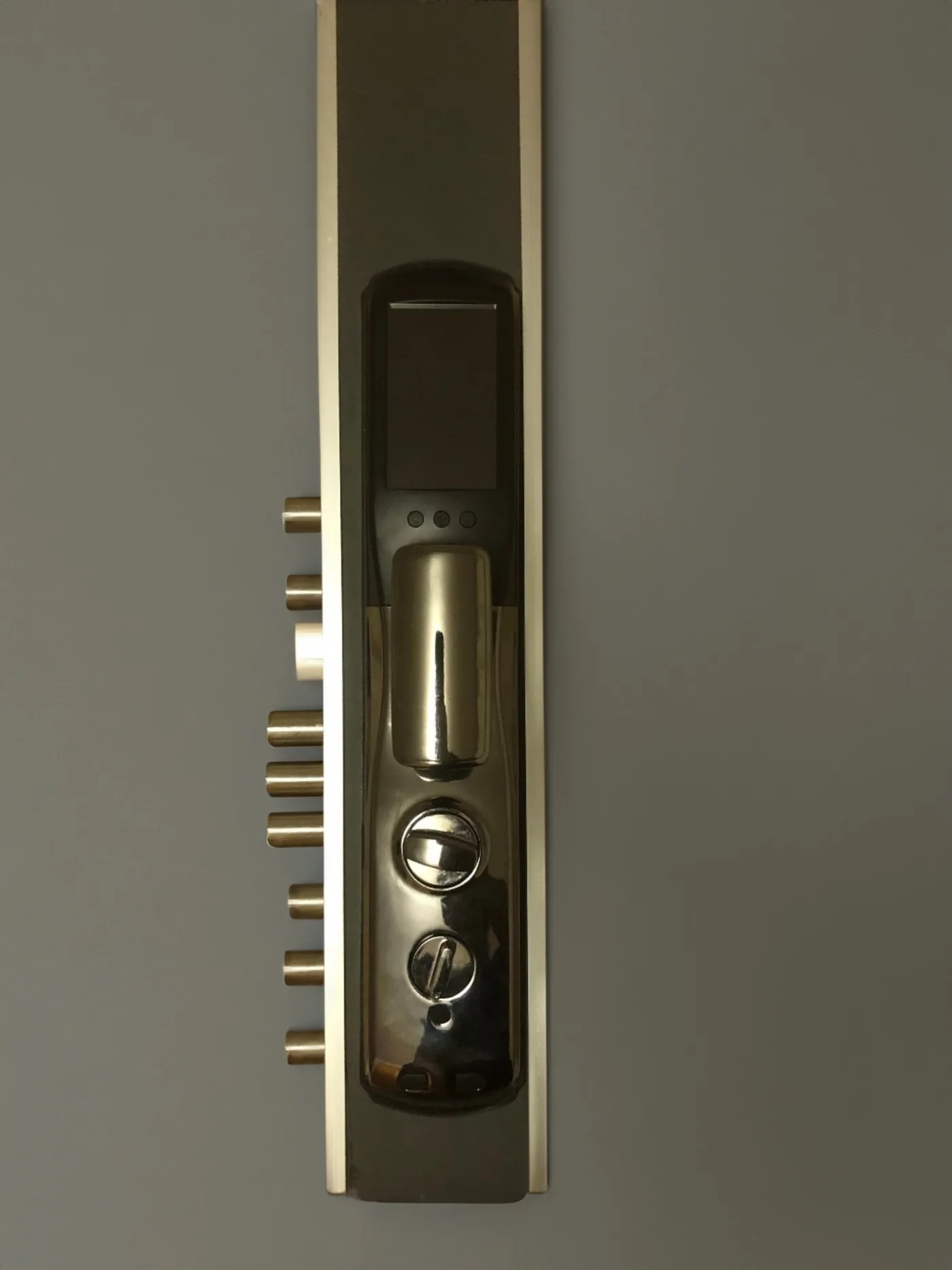 Detall del frontal d'un pany intel·ligent premium amb acabat fosc i cantells cromats