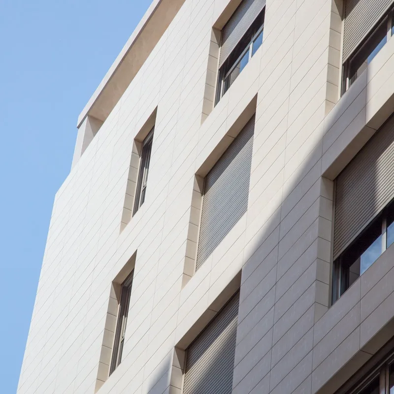 Persianes de seguretat d'alumini en un edifici residencial de diverses plantes