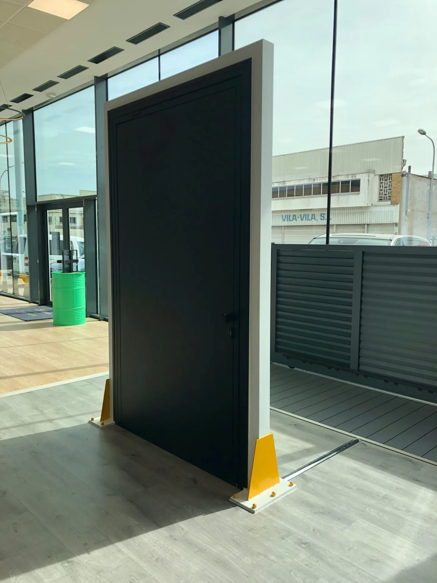 Puerta pivotante de PVC Elegant Infinity de gran formato cerrada