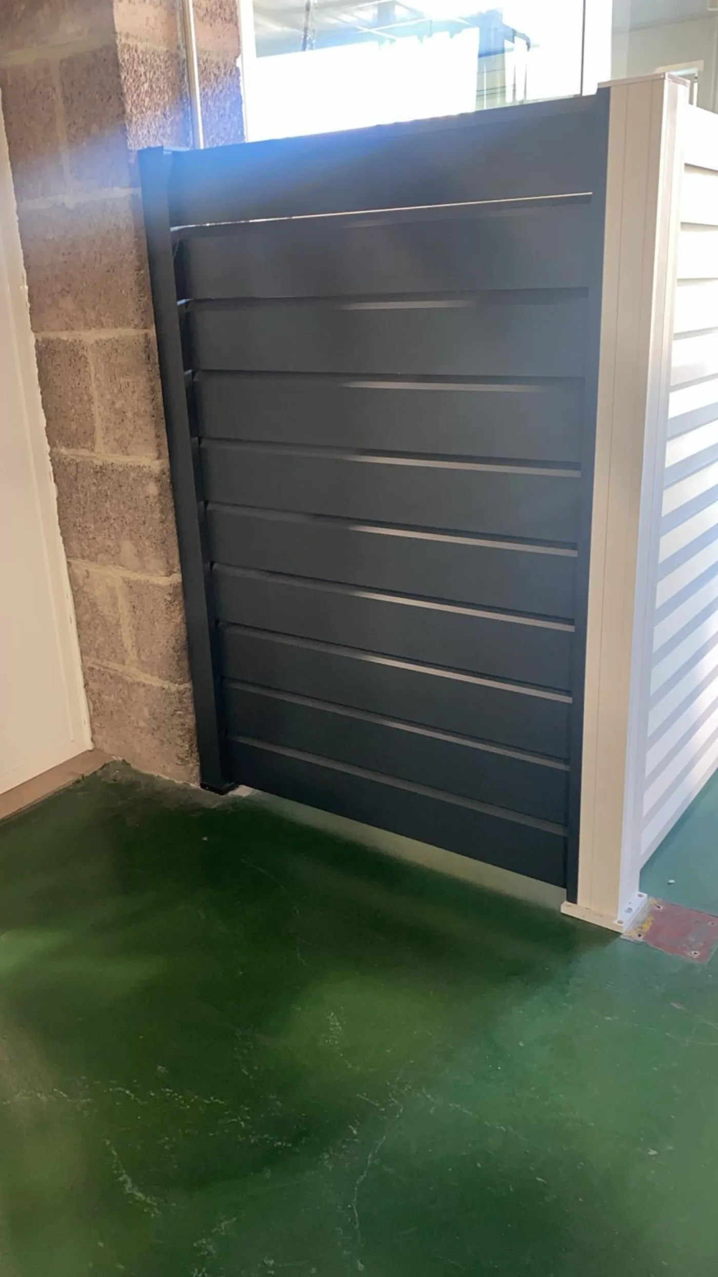Cancela batiente de aluminio lacado antracita de lamas horizontales