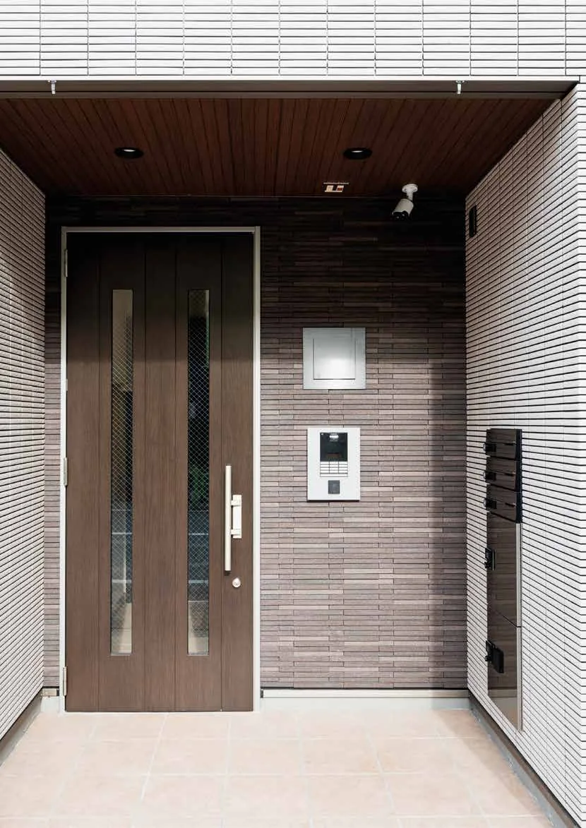 Puerta de entrada con panel de diseño en imitación madera y dos franjas verticales de vidrio