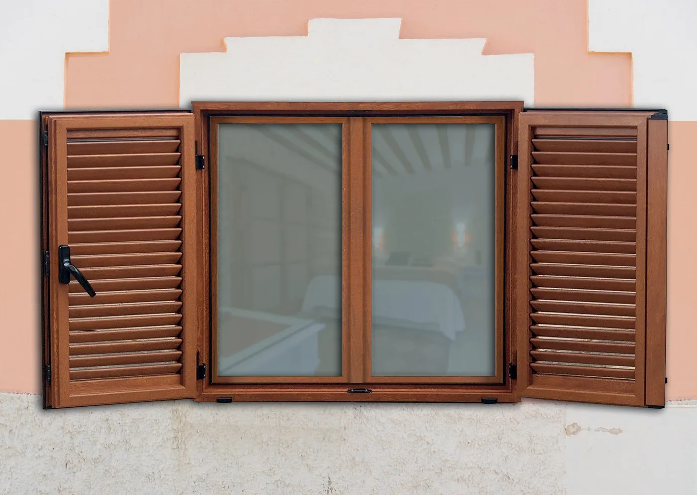 Porticó exterior d'alumini amb lames que regulen la llum i ombregen la façana