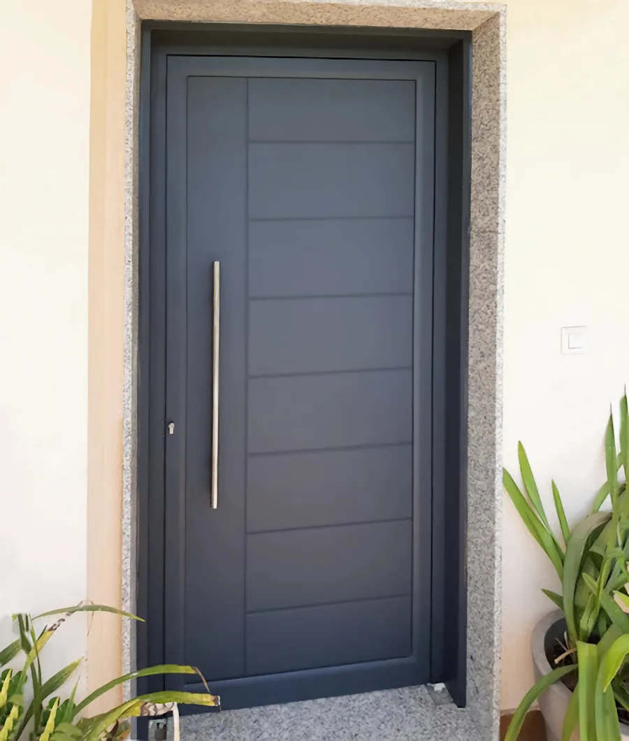 Porticó de panell sandvitx model Lido L05 cec llis en gris antracita amb ranures horitzontals fines