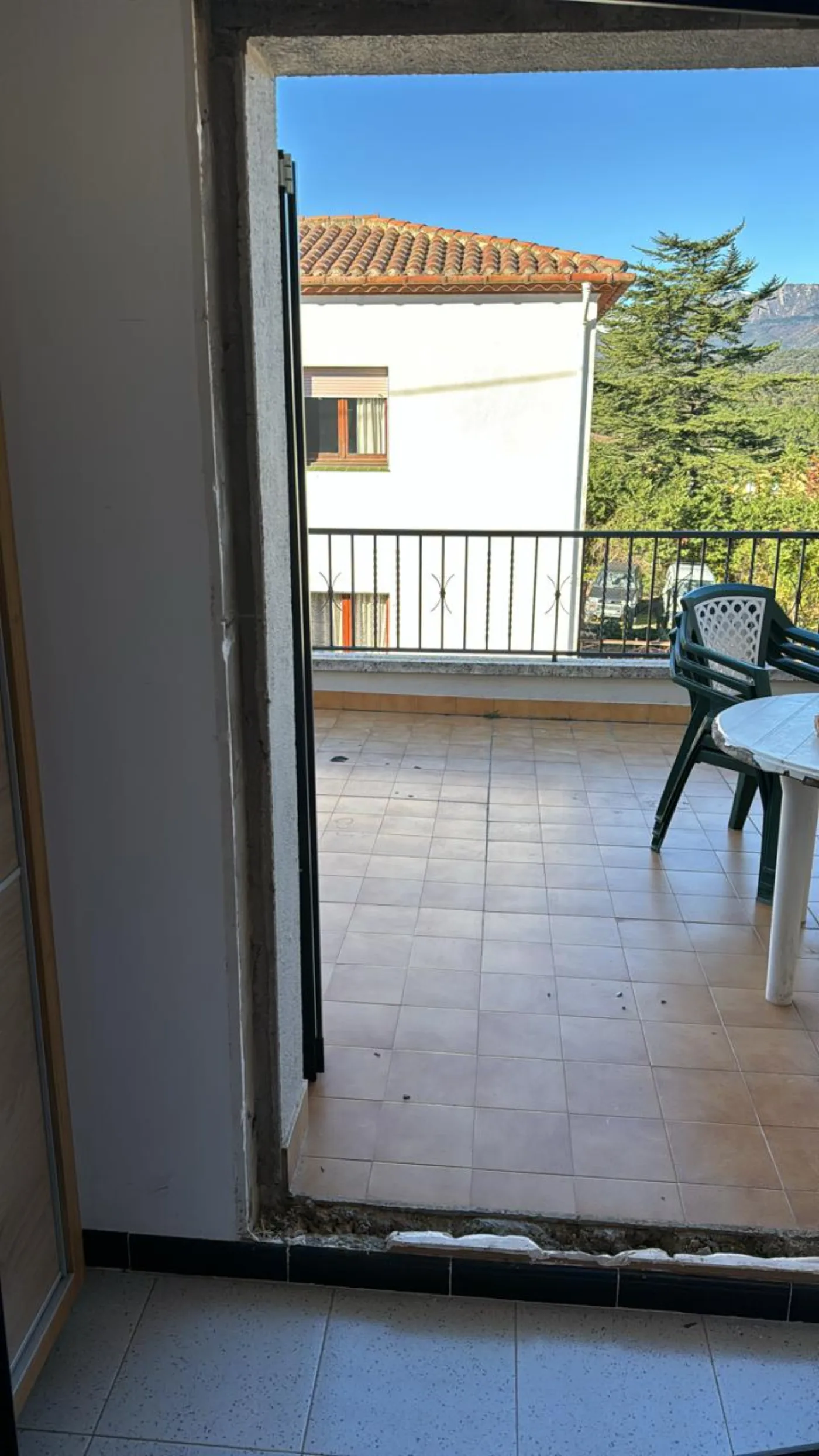 Obertura preparada amb la finestra de fusta antiga ja retirada, vista cap al balcó