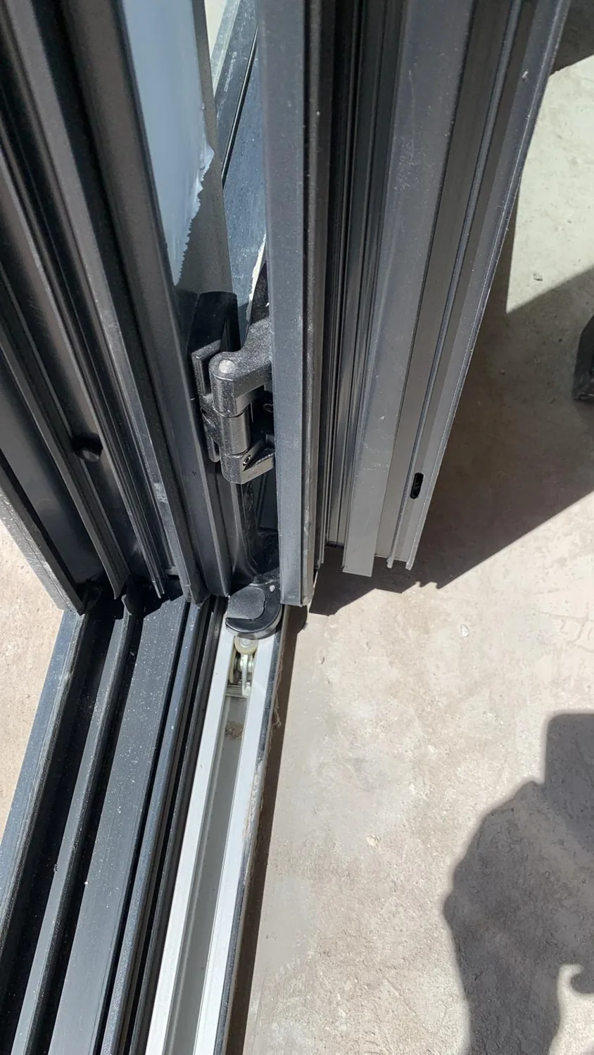 Detalle de aluminio antracita en Besalú