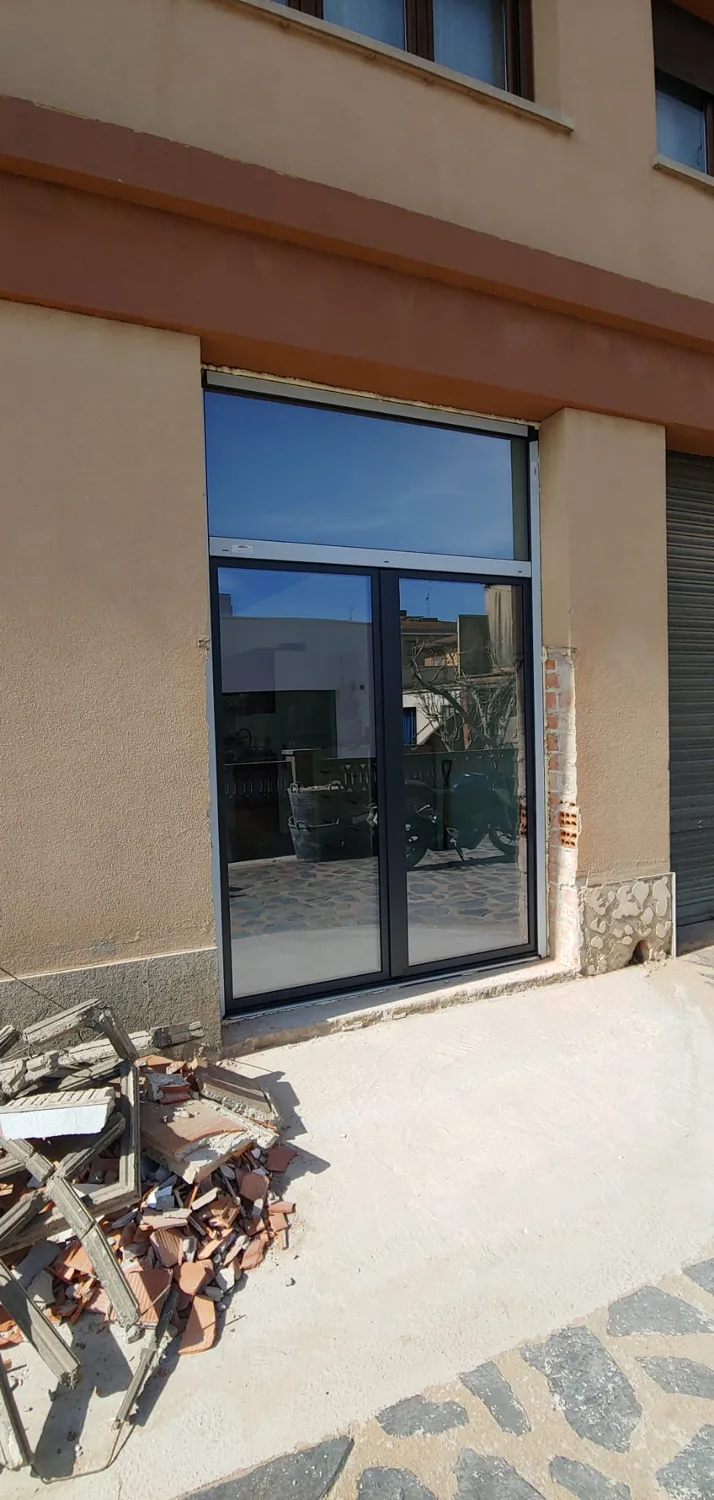 Escaparate y puerta de aluminio para local comercial