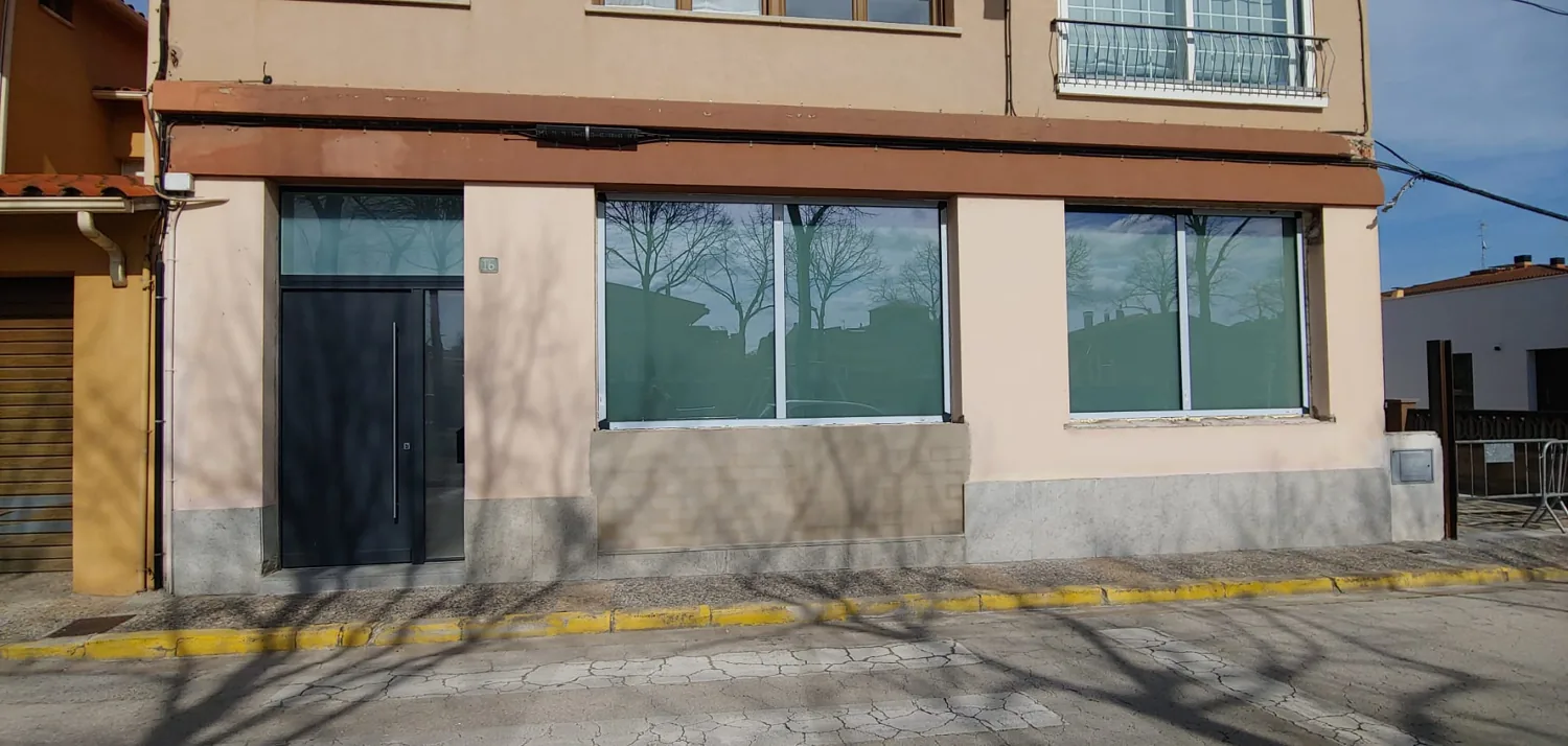 Escaparate y puerta de aluminio para local comercial (2)