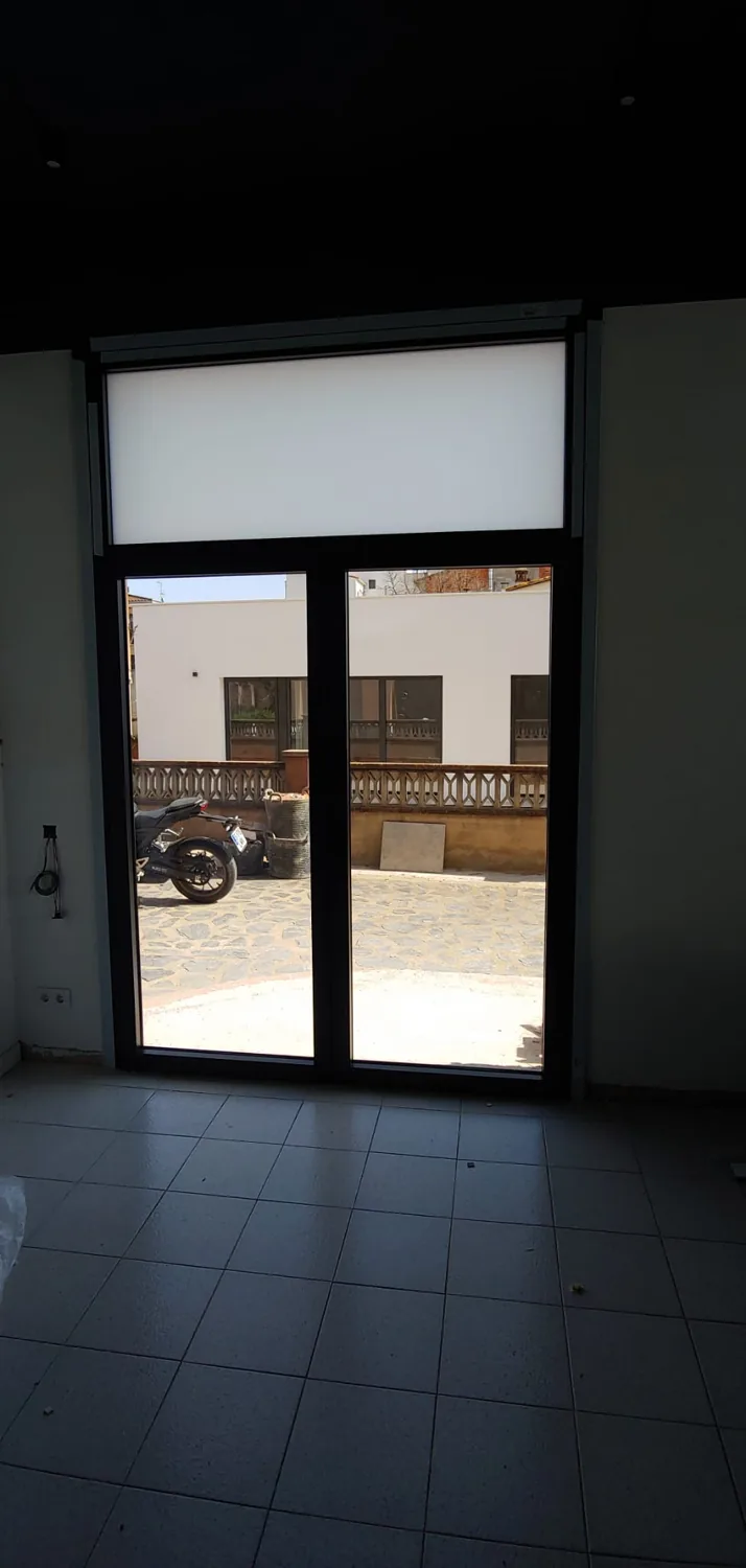 Escaparate y puerta de aluminio para local comercial (3)