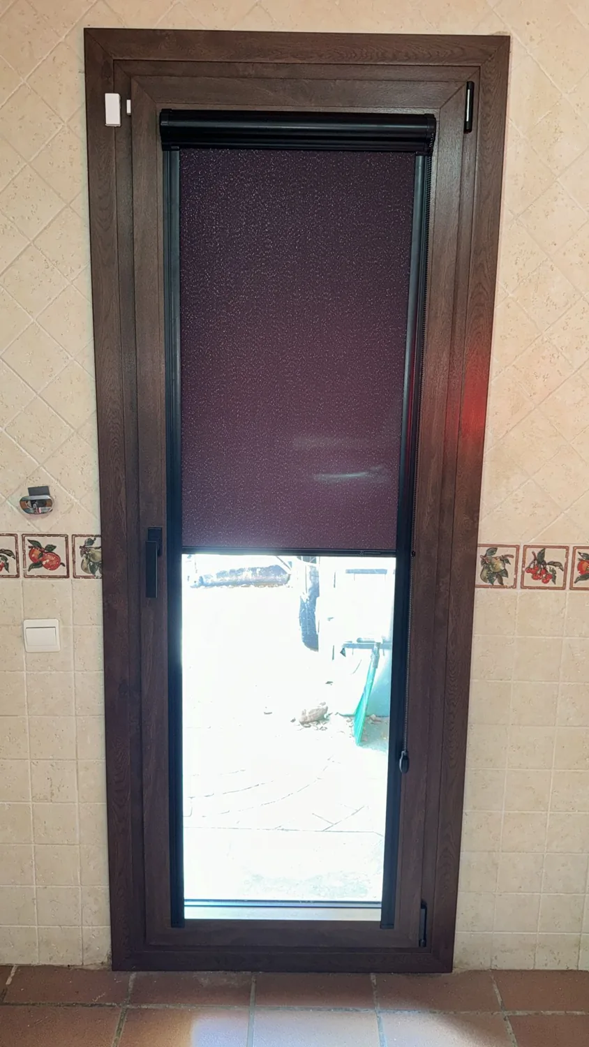 Balconera de aluminio efecto madera con estor en Maçanet de la Selva