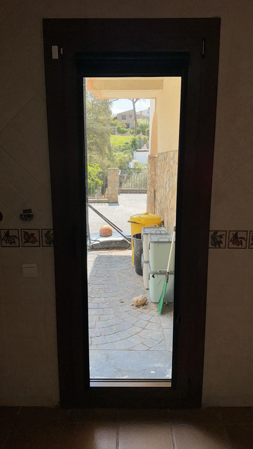Balconera de aluminio efecto madera con estor en Maçanet de la Selva (3)