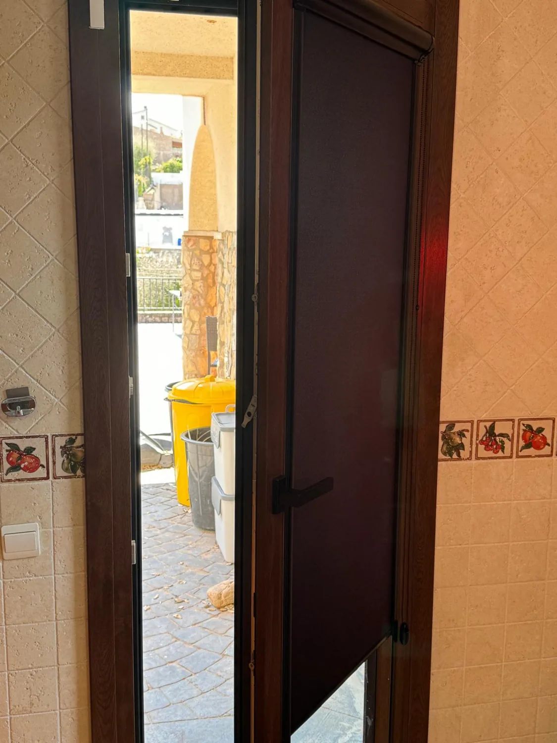 Balconera de aluminio efecto madera con estor en Maçanet de la Selva (4)