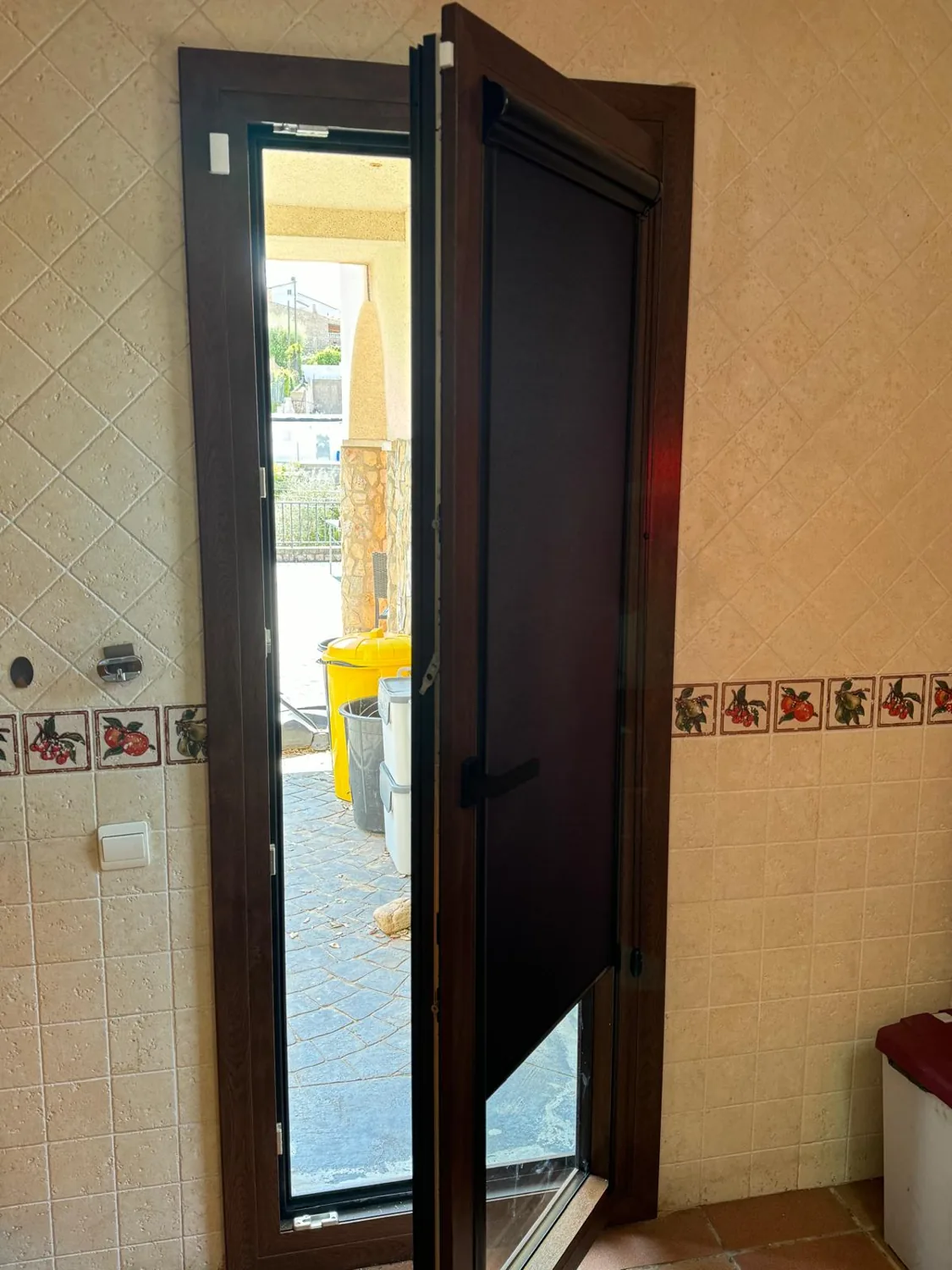 Balconera de aluminio efecto madera con estor en Maçanet de la Selva (5)