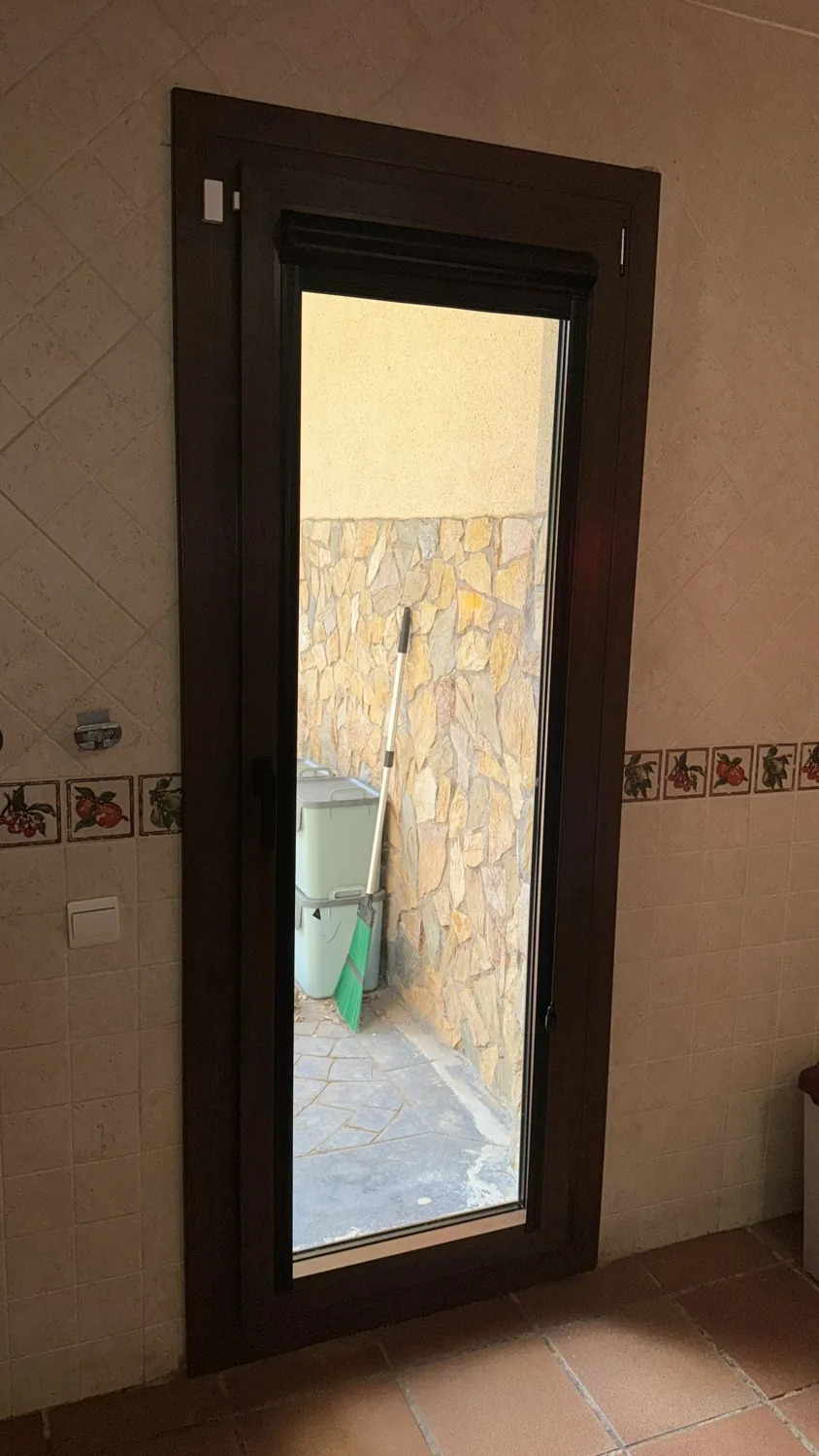 Balconera de aluminio efecto madera con estor en Maçanet de la Selva (6)