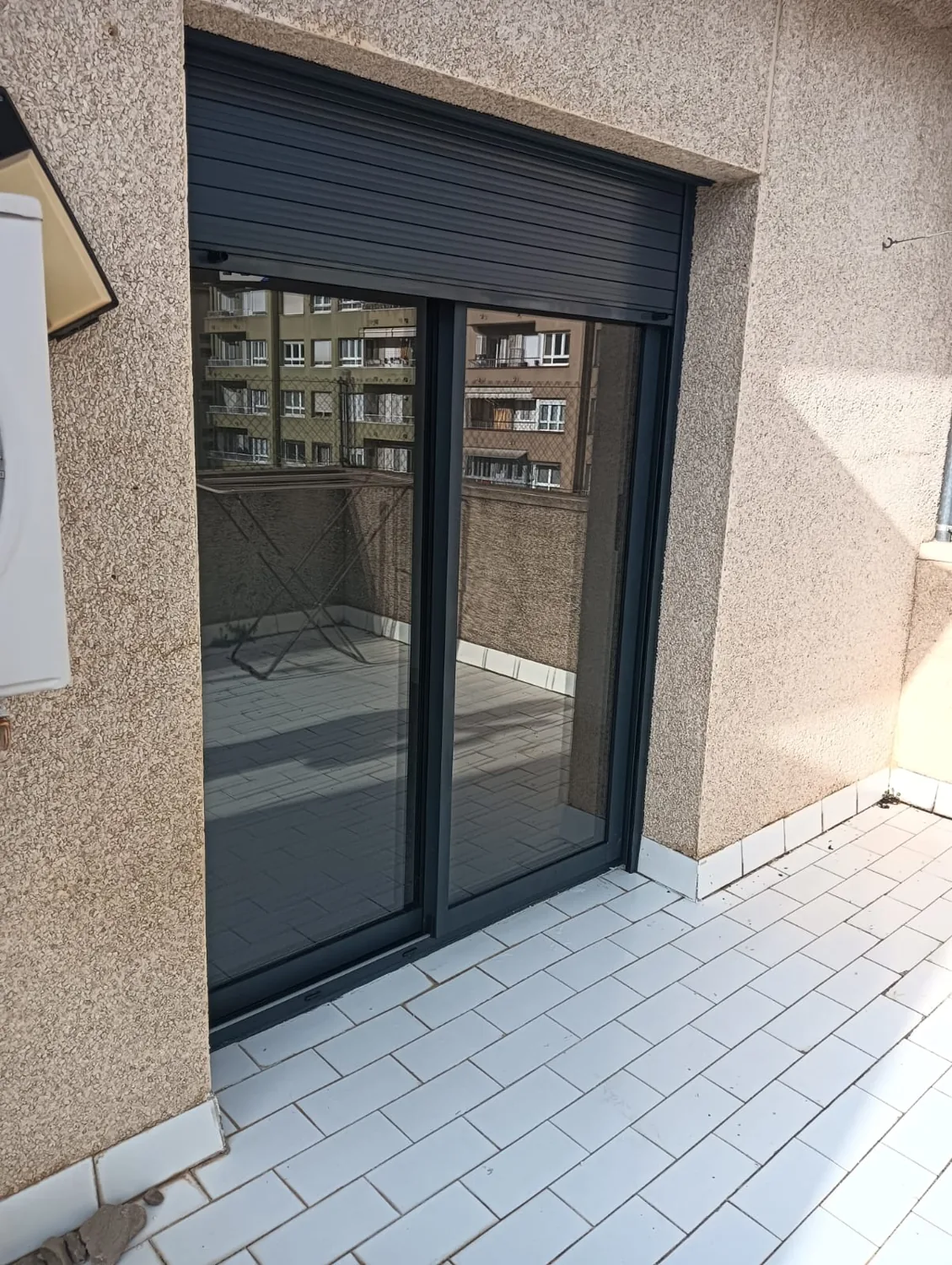 Correderas de aluminio antracita con persiana en un ático (2)