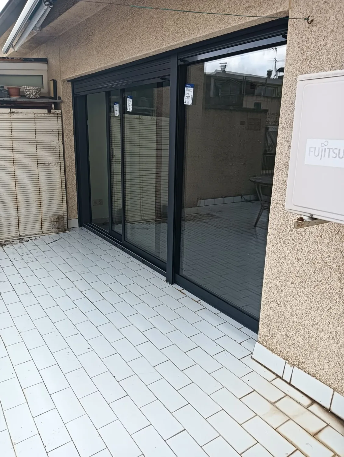 Correderas de aluminio antracita con persiana en un ático (3)