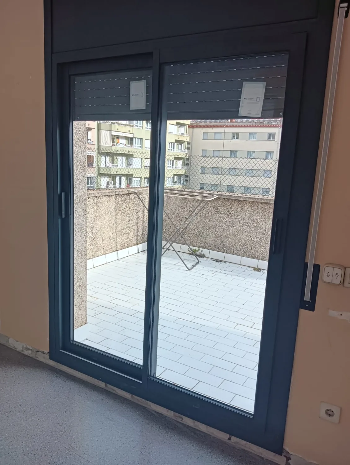 Correderas de aluminio antracita con persiana en un ático (4)