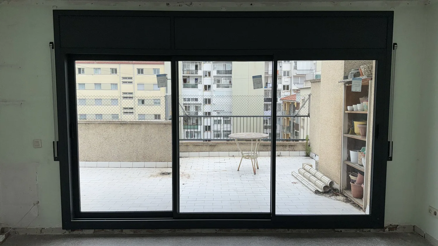 Correderas de aluminio antracita con persiana en un ático (6)