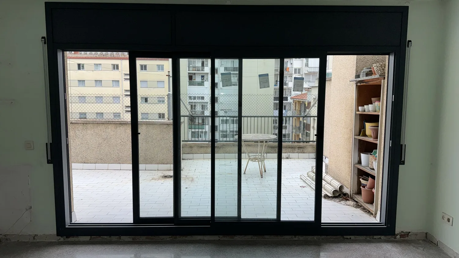 Correderas de aluminio antracita con persiana en un ático (7)