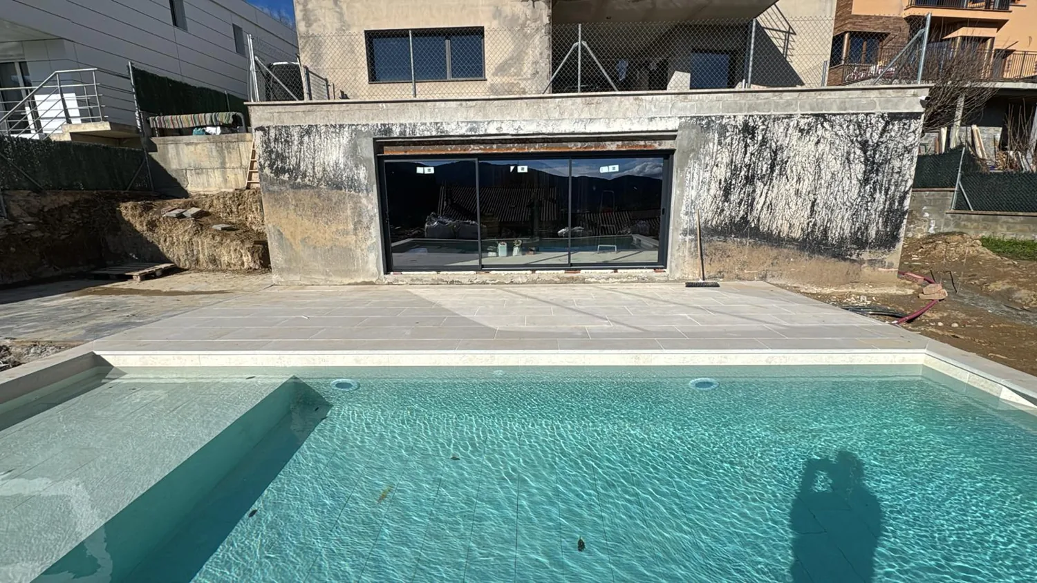 Grandes correderas de aluminio antracita con vistas a la piscina