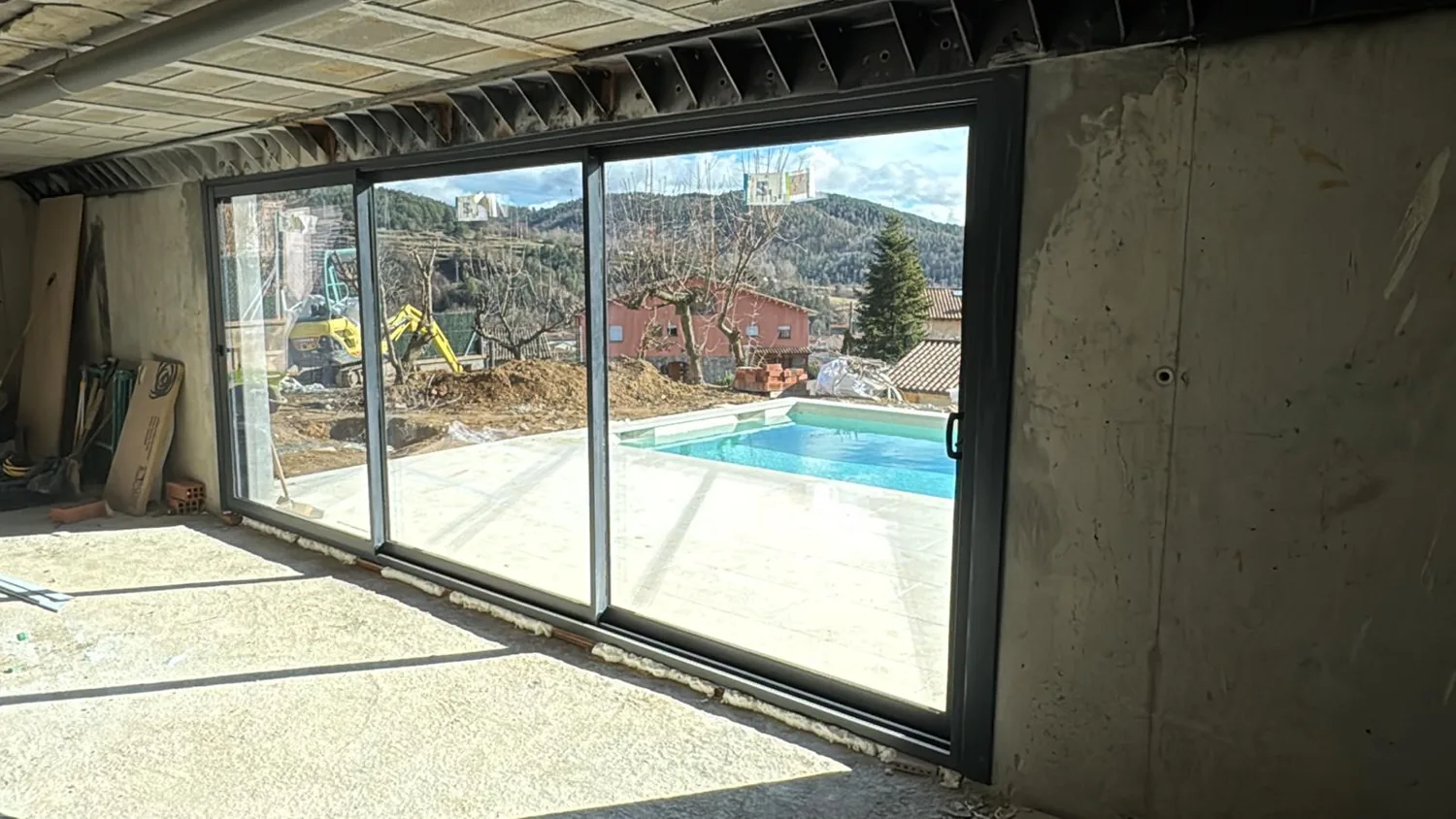 Grandes correderas de aluminio antracita con vistas a la piscina (2)