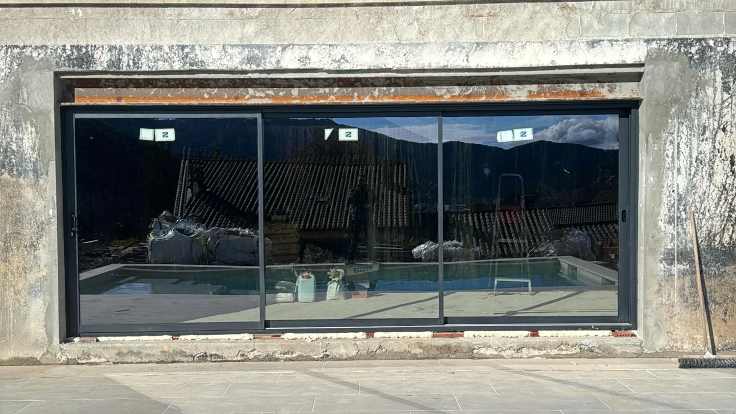 Grandes correderas de aluminio antracita con vistas a la piscina (3)