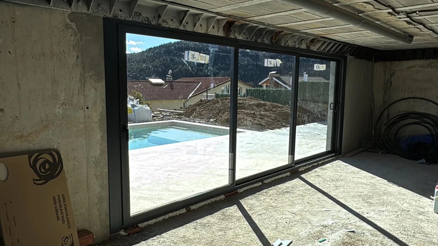 Grandes correderas de aluminio antracita con vistas a la piscina (4)