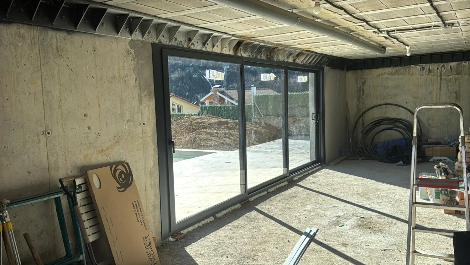 Grandes correderas de aluminio antracita con vistas a la piscina (5)